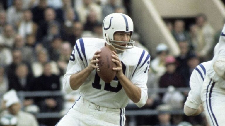 Su talento en el deporte lo llevó a facturar millones, pero murió sumido en las deudas por malas decisiones: quién es Johnny Unitas