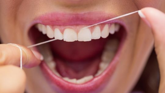 Desarrollan una nueva forma de vacunarse sin agujas: con hilo dental
