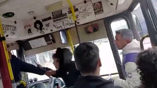 «Tanto por un boleto?»: una mujer amenazó a cuchillazos a un colectivero por no dejarla viajar gratis