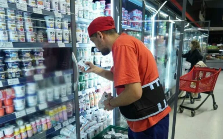 Por la suba del dólar, las alimenticias empezaron a remarcar y piden subas de hasta el 8%