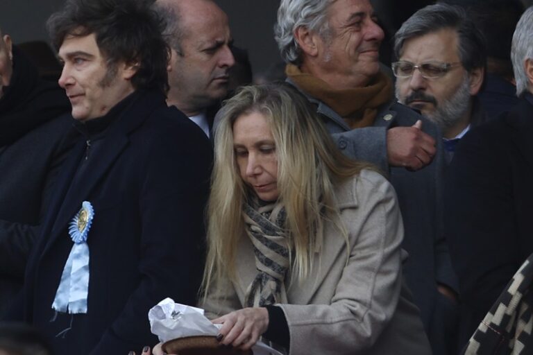 Karina toma el control del aparato de los trolls de Caputo y los manda al Palacio Libertad