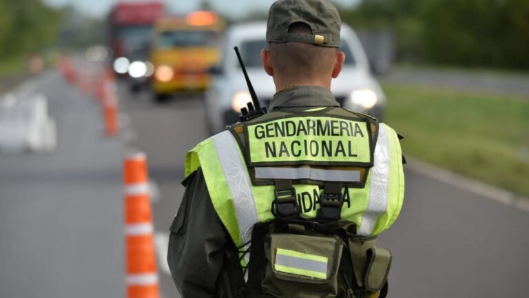 Interceptan en Tucumán a dos belichas con drogas en el techo de una camioneta