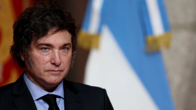 La imagen positiva de Javier Milei bajó un 4% en el último mes, según una encuesta