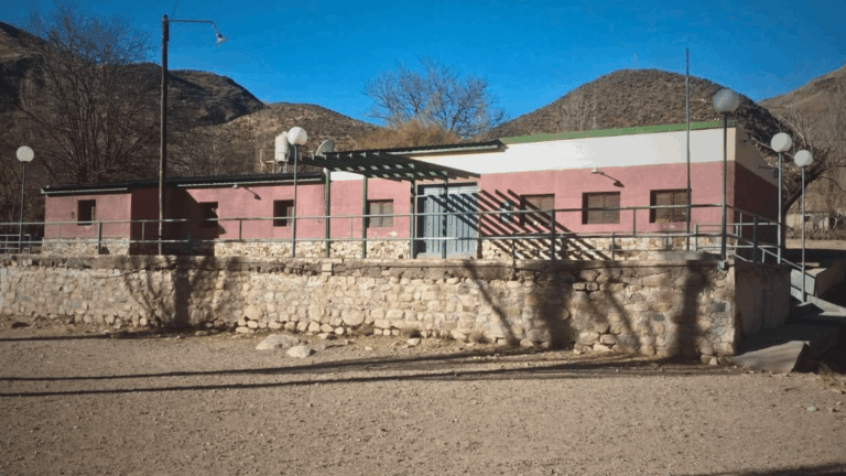 Padres y alumnos tomaron la Escuela 425 de Papachacra en Belén