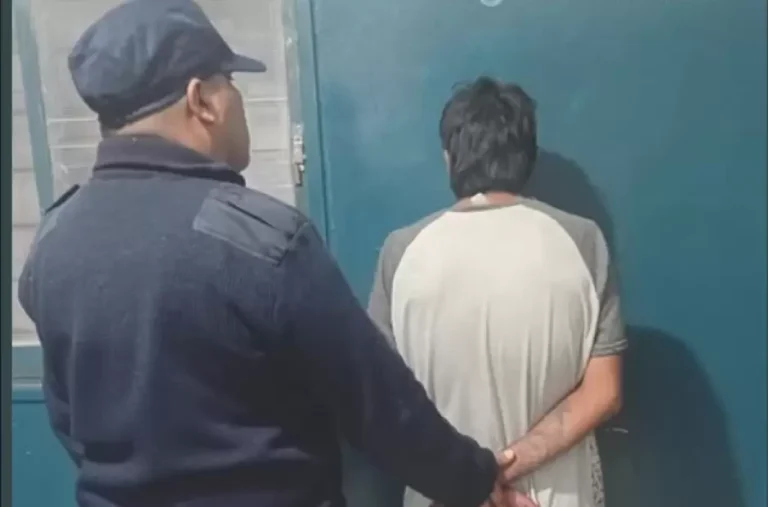 Detienen a un joven acusado de robarle un par de zapatillas a su padre en la zona sur de la Capital