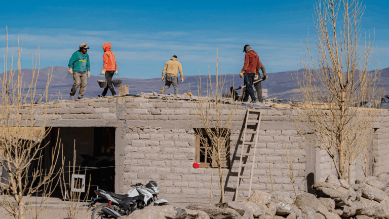 Continúa la contención de vecinos y reparación de daños en Laguna Blanca