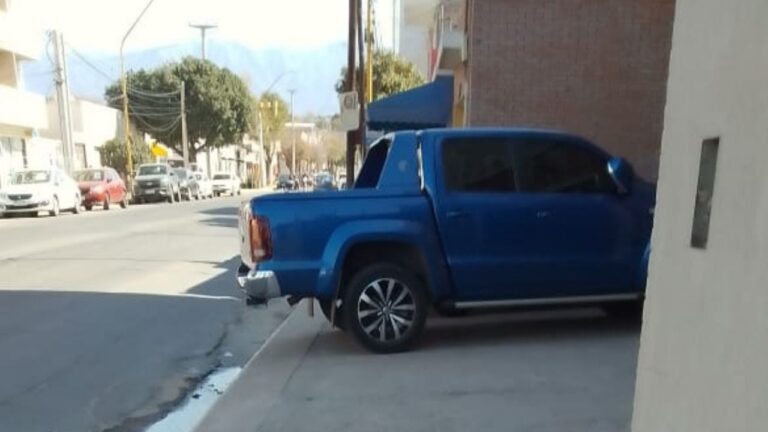 Caos vehicular en pleno centro: autos mal estacionados en Av. Belgrano