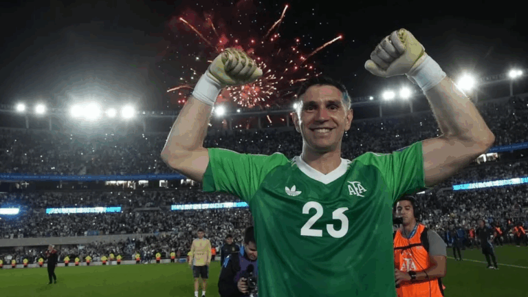 El «Dibu» Martínez fue nuevamente nominado a mejor arquero del mundo