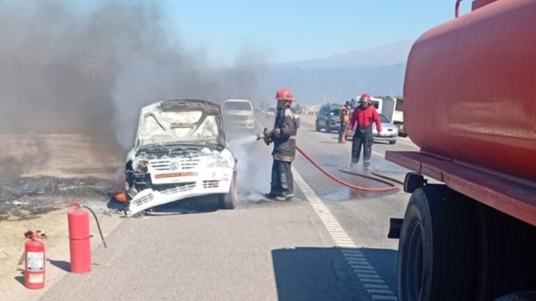 Personal policial sofocó el incendio de un automóvil en la avenida de Circunvalación