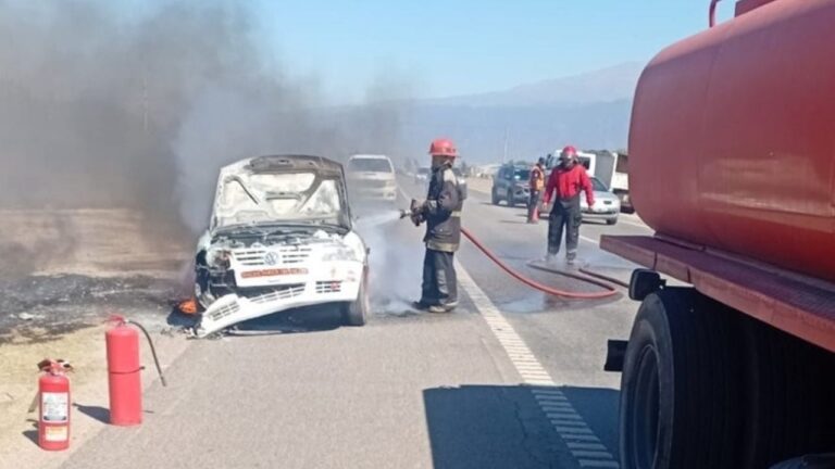 Bomberos sofocaron incendio de un automóvil en Valle