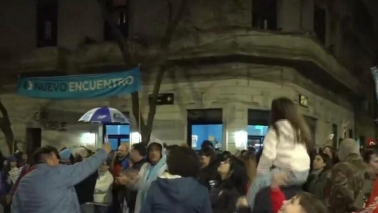 Militantes se reúnen frente a la casa de Cristina Kirchner esperando resultados