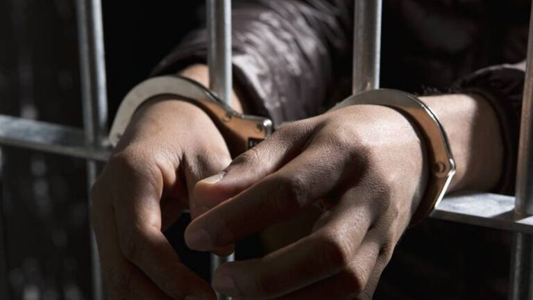 Contó que su pareja la maniató por horas y el sospechoso fue arrestado