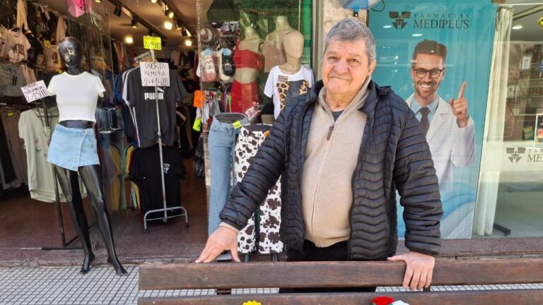 En plena Peatonal: un jubilado vende macetas artesanales realizadas por su esposa para cubrir gastos diarios