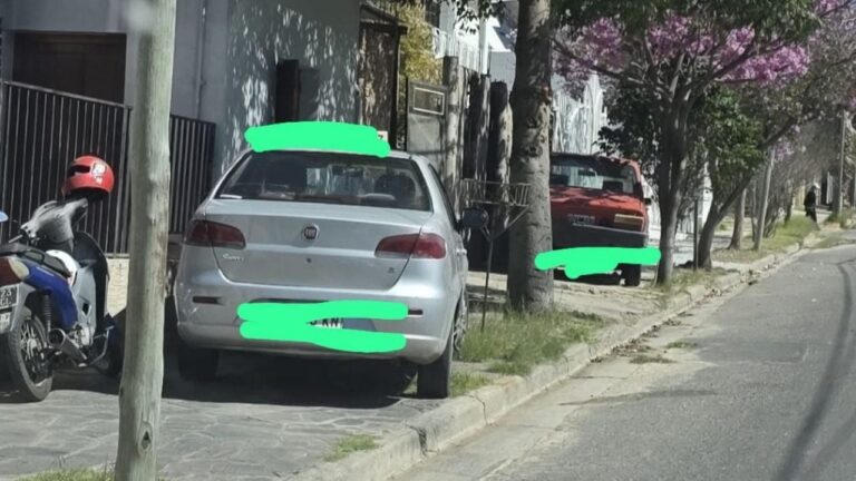 Vecinos denuncian autos estacionados en las veredas de calle Monseñor DAmico