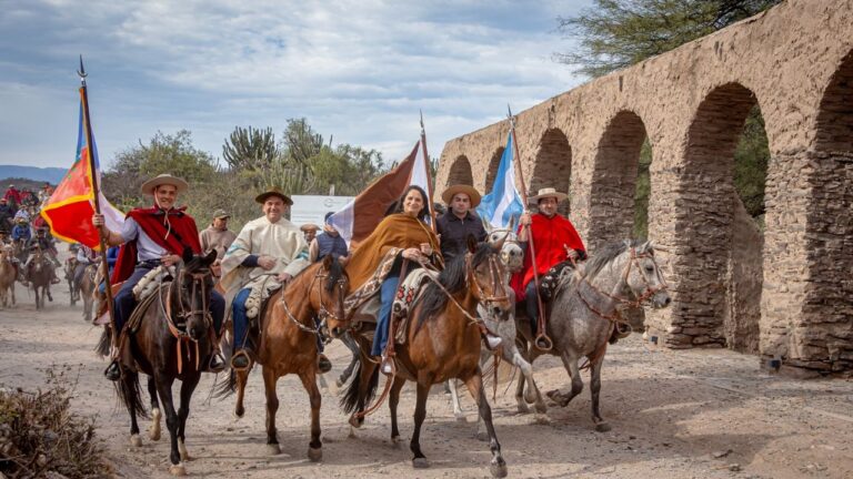 Emotiva primera cabalgata en homenaje a Esquiú en el cuarto aniversario de su Beatificación