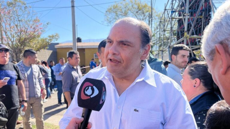 Gustavo Saadi destacó la entrega de escrituras y analizó las elecciones