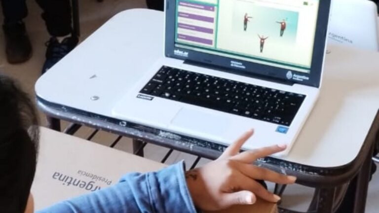 Colegio Nacional: Reclaman que no le entregaron las computadoras a los alumnos