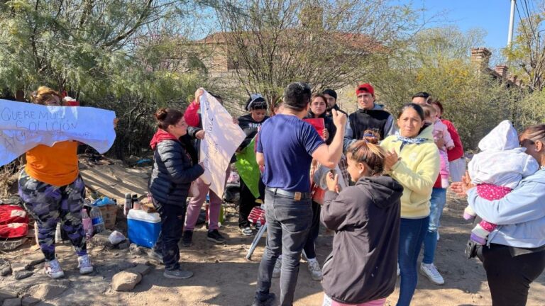 Familias acampan frente a la Casa de Gobierno en reclamo de vivienda y empleo