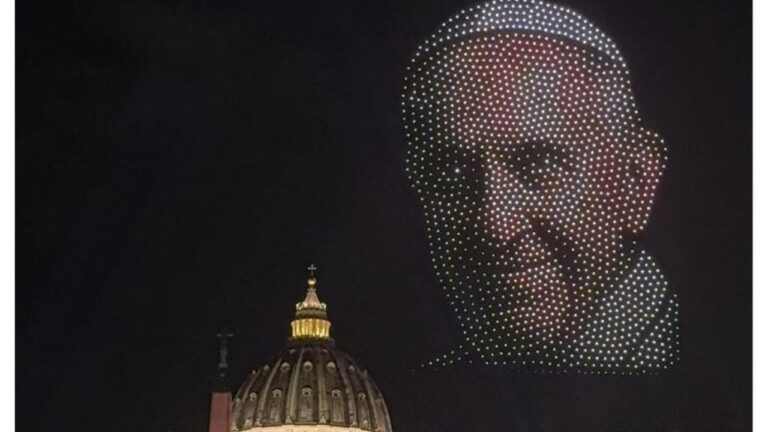 Emocionante homenaje al Papa Francisco con drones en el Vaticano