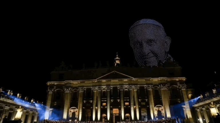 Miles de drones recrearon el rostro del papa Francisco en el Vaticano