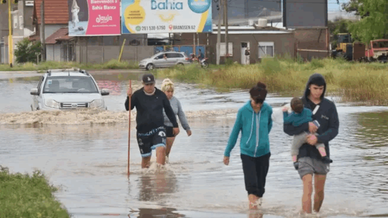Bahía Blanca: el Gobierno recortó a la mitad los fondos para asistir a los damnificados