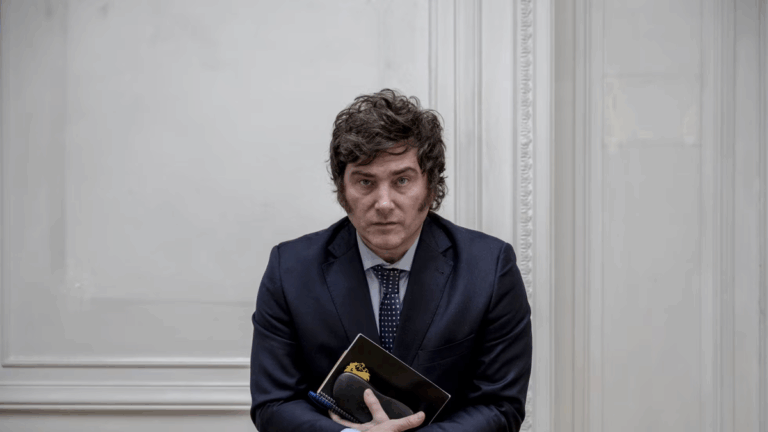El Financial Times advierte que Javier Milei atraviesa «la mayor crisis de su presidencia»