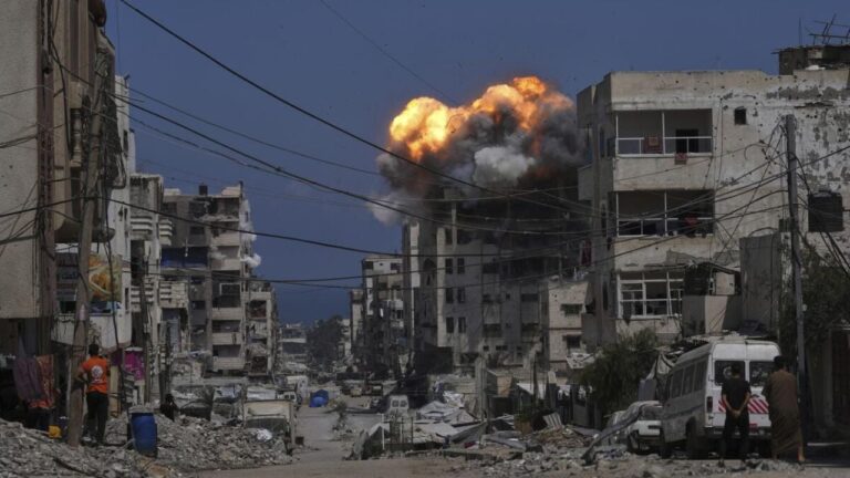 Cerca de 300.000 personas huyen de Gaza ante intensificación de ataques de Israel
