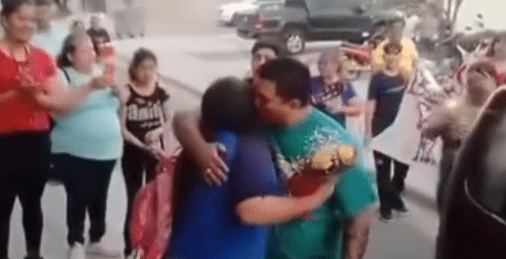 Mía cumplió 15 y su familia la sorprendió con un gesto que emocionó a todos