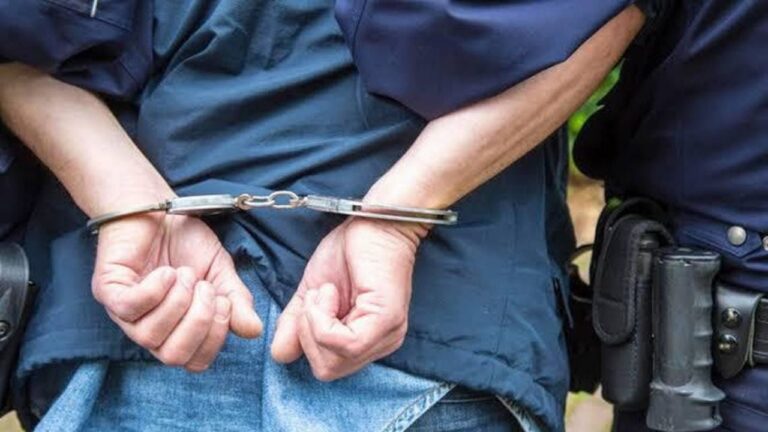 Atrapan a acosador armado