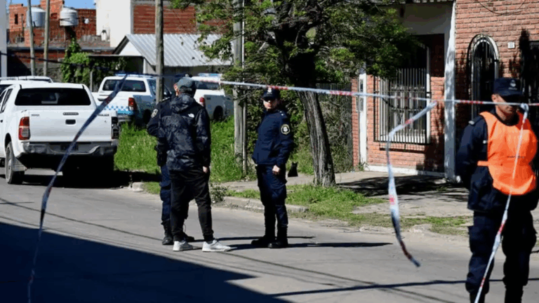 Denuncian que tirotearon la casa de la hermana de una de las víctimas del triple femicidio