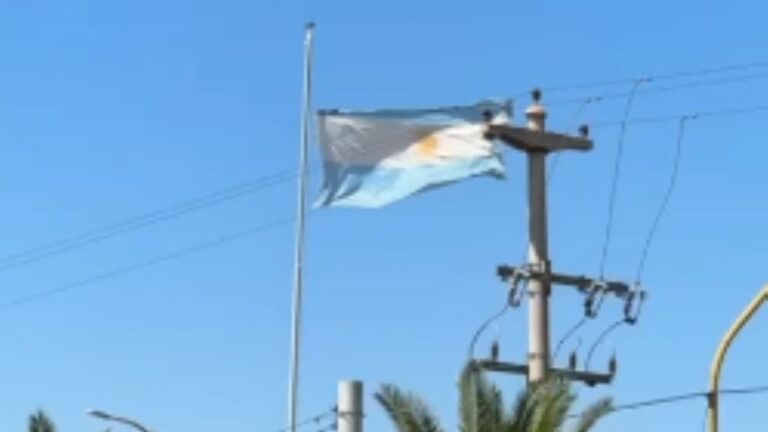 Vecinos denuncian bandera rota en el Parque de los Niños