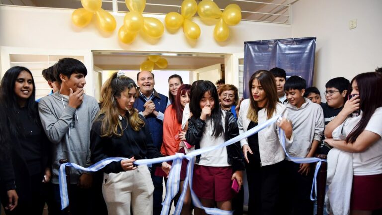 La Escuela Juan Chelemín inauguró su sala de Informática