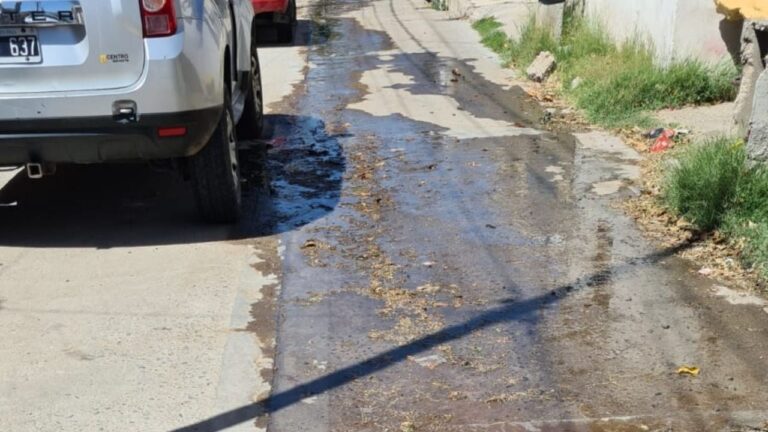 Vecinos alertan sobre caño roto en Pasaje Antaku, riesgo de explosión y falta de respuesta