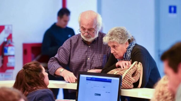 Jubilados y pensionados ANSES: el Gobierno confirmó bono de $70.000 para octubre