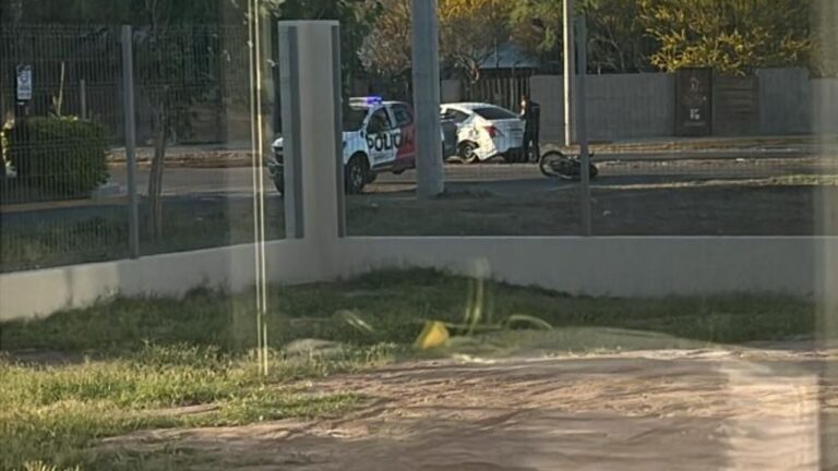 Choque entre un auto y una moto frente al Tribunal de Cuentas