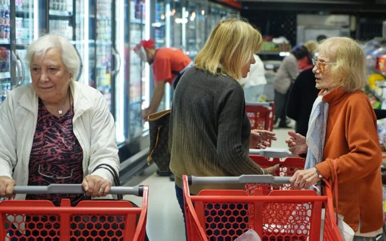 Calculan que la canasta básica del jubilado trepó 26% en seis meses y ya supera el $1.500.000