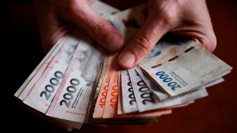 La mitad de los argentinos gana menos de $392 mil por mes, según el INDEC