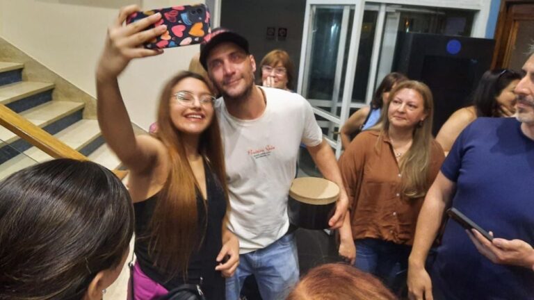 Luciano Cáceres presentó «Muerde» en el Cine Teatro Catamarca