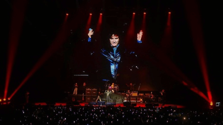 The Guardian prende fuego a Milei: «Se hace pasar por estrella de rock»