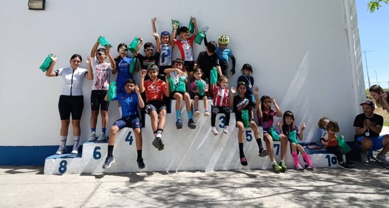 Gran competencia de ciclismo infanto-juvenil en el Velódromo Municipal