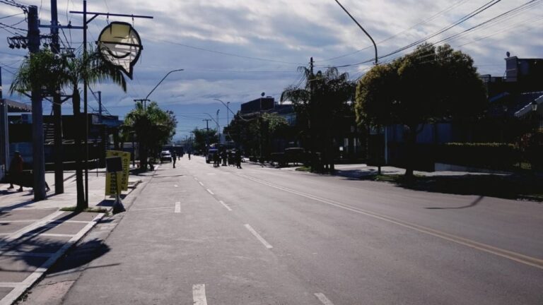Violento accidente en avenida Illia: una moto fue impactada por una camioneta