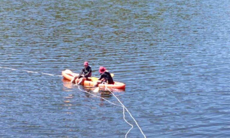 Bajo el agua: bomberos de la Policía intervinieron en tareas de reparación en el Dique de Sumampa