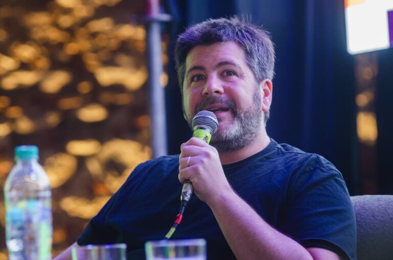 Adrián Lakerman en la Feria del Libro de Catamarca: La comedia es la forma de no volvernos locos