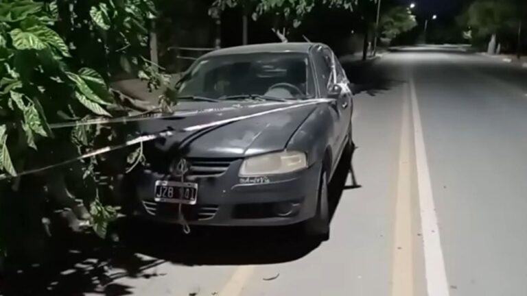 Fuera de control: un conductor se estrelló contra un árbol y fue hospitalizado