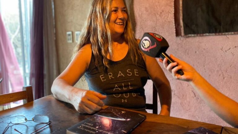 VIDEO: Alejandra Anello presenta su libro «Fábulas de Andrómeda»