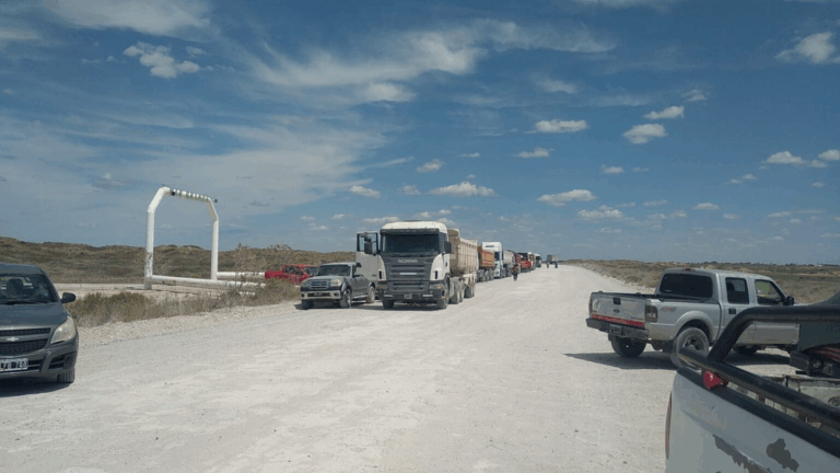 Gremios transportistas mantienen bloqueada la planta ALPAT de Río Negro tras confirmarse 41 despidos
