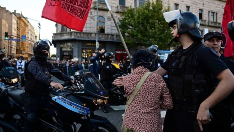 Tensión en el Congreso: la Policía aplicó el operativo antipiquetes y detuvo a dos manifestantes