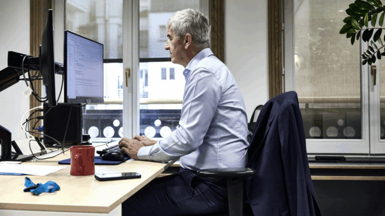 Un ingeniero pasa un año construyendo un PC… en una mesa