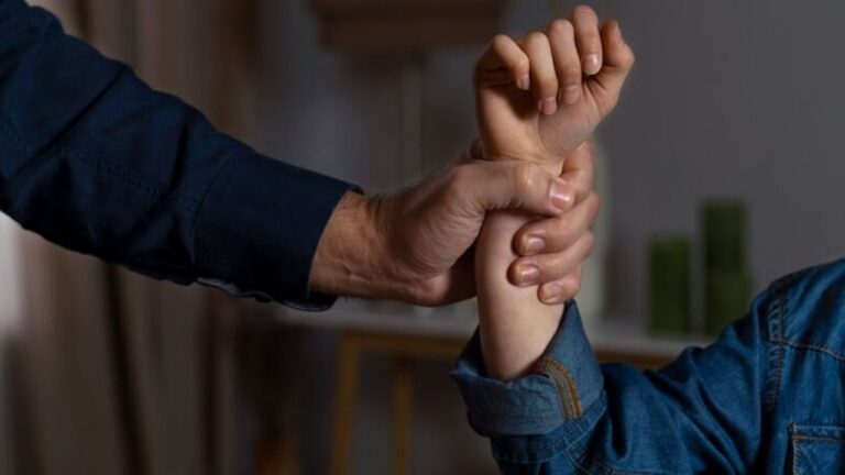 Lo detuvieron por agredir a su expareja