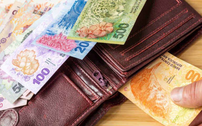 El uso de billetes sigue en caída libre: solo representa el 6% de la economía y gana terreno el QR